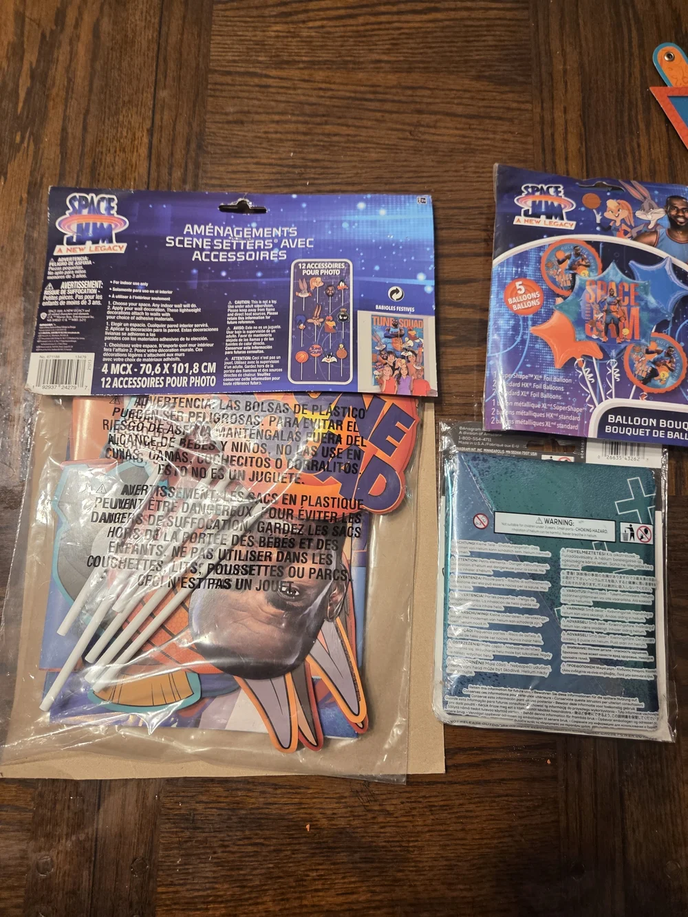 Tune Squad Scene Setter with Props - And 2 New Packs Of Balloon Bouquets